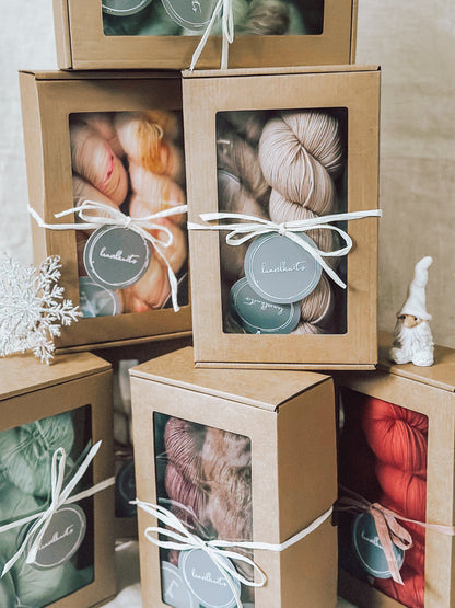 Lahjapaketti / Lanka + ohje Flowerknot -lapasiin