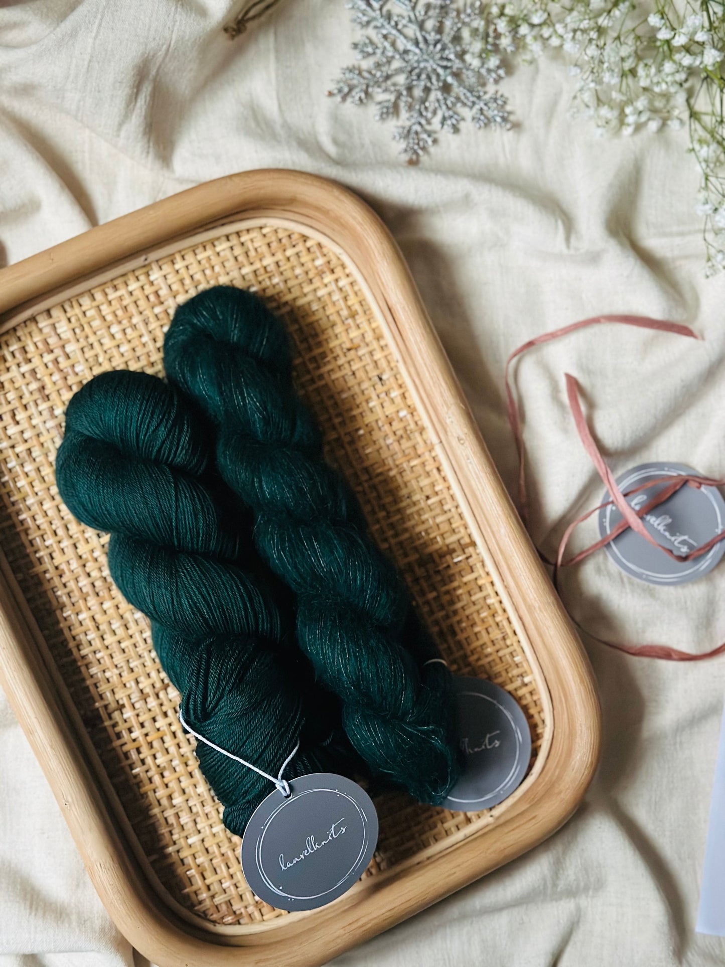 Lahjapaketti / Lanka + ohje Flowerknot -lapasiin