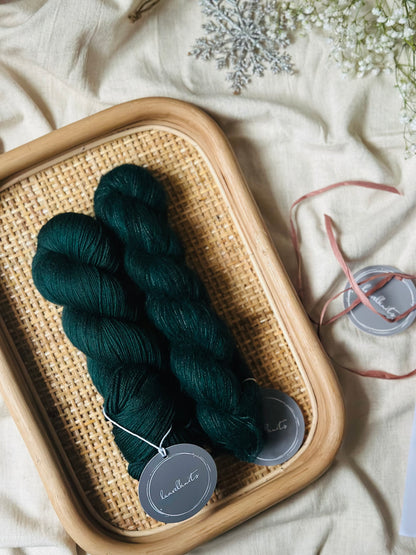 Lahjapaketti / Lanka + ohje Flowerknot -lapasiin