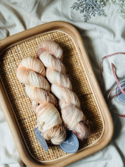 Lahjapaketti / Lanka + ohje Flowerknot -lapasiin