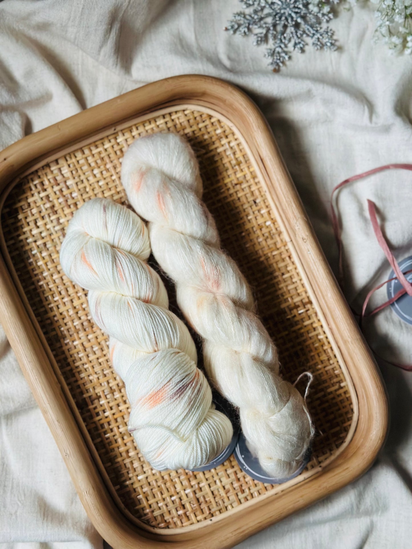 Lahjapaketti / Lanka + ohje Flowerknot -lapasiin