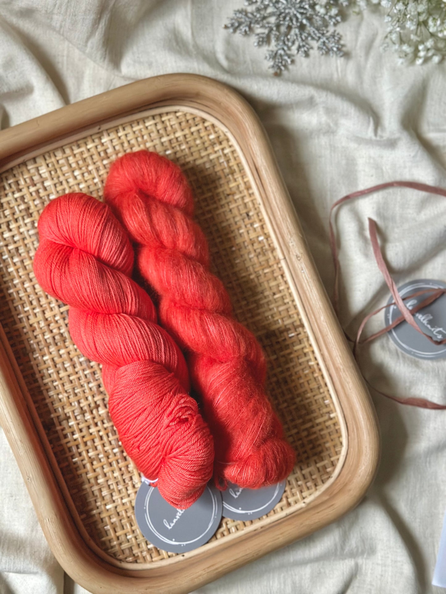 Lahjapaketti / Lanka + ohje Flowerknot -lapasiin