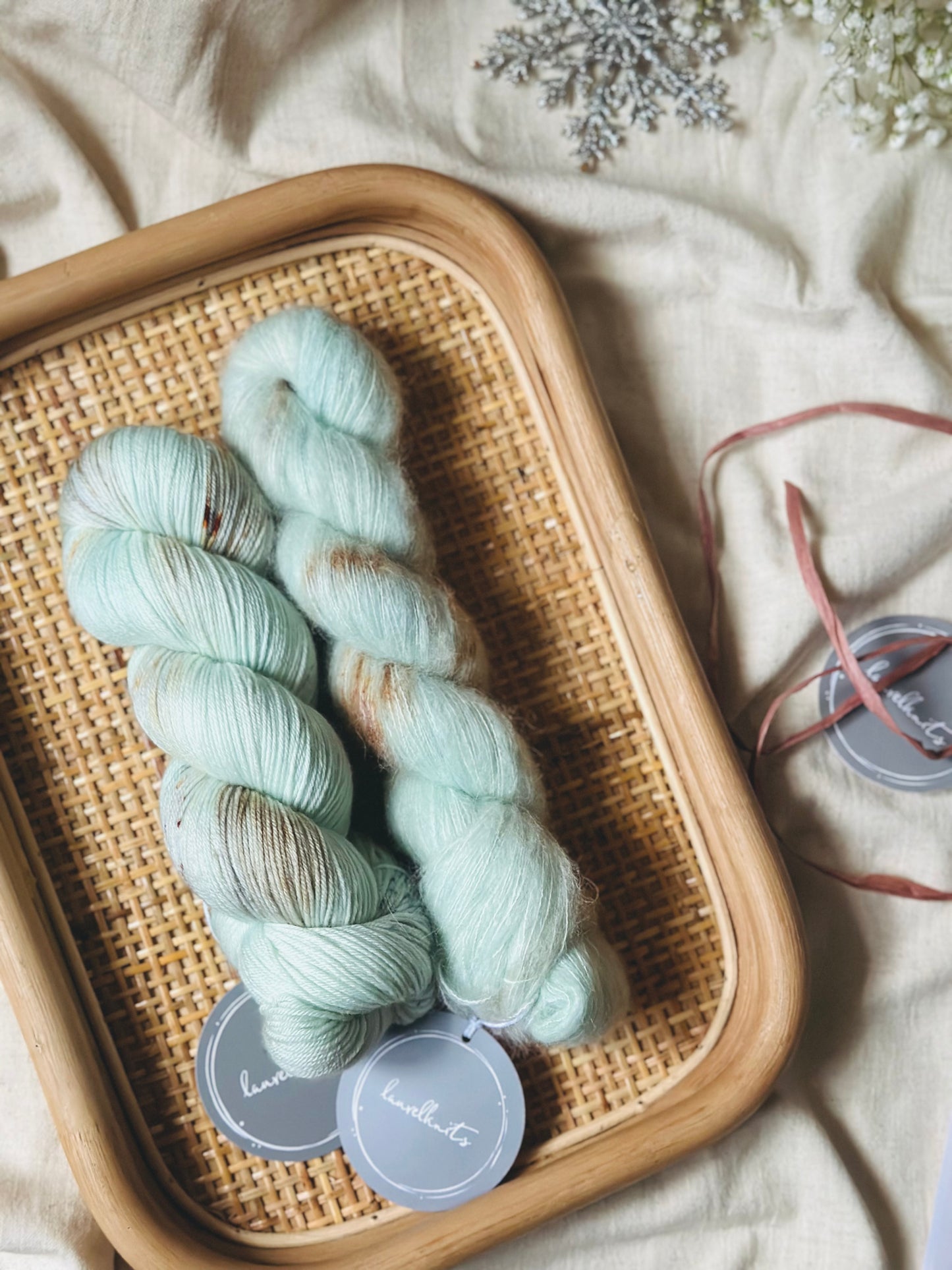 Lahjapaketti / Lanka + ohje Flowerknot -lapasiin