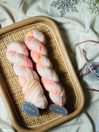 Lahjapaketti / Lanka + ohje Flowerknot -lapasiin