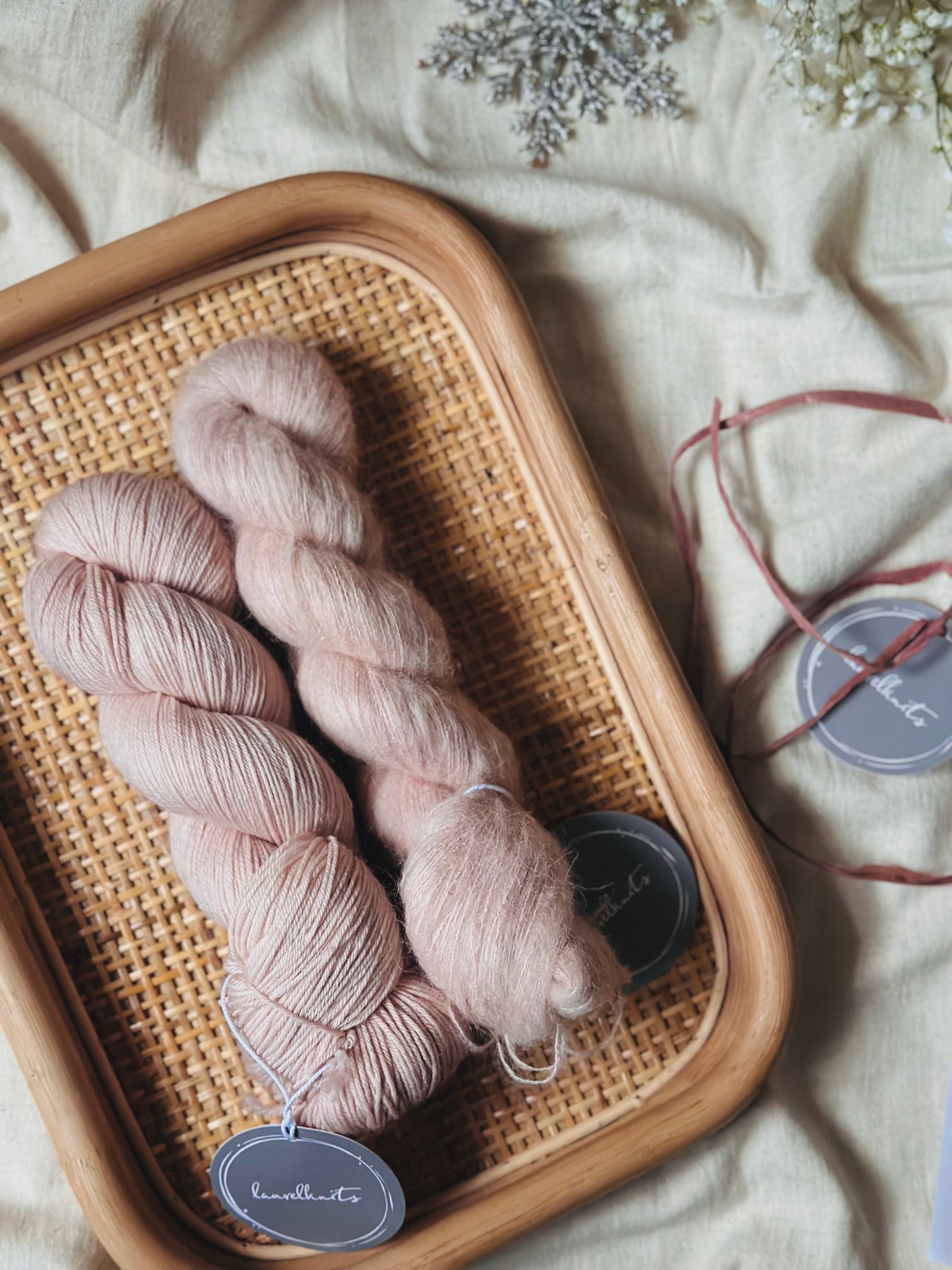 Lahjapaketti / Lanka + ohje Flowerknot -lapasiin