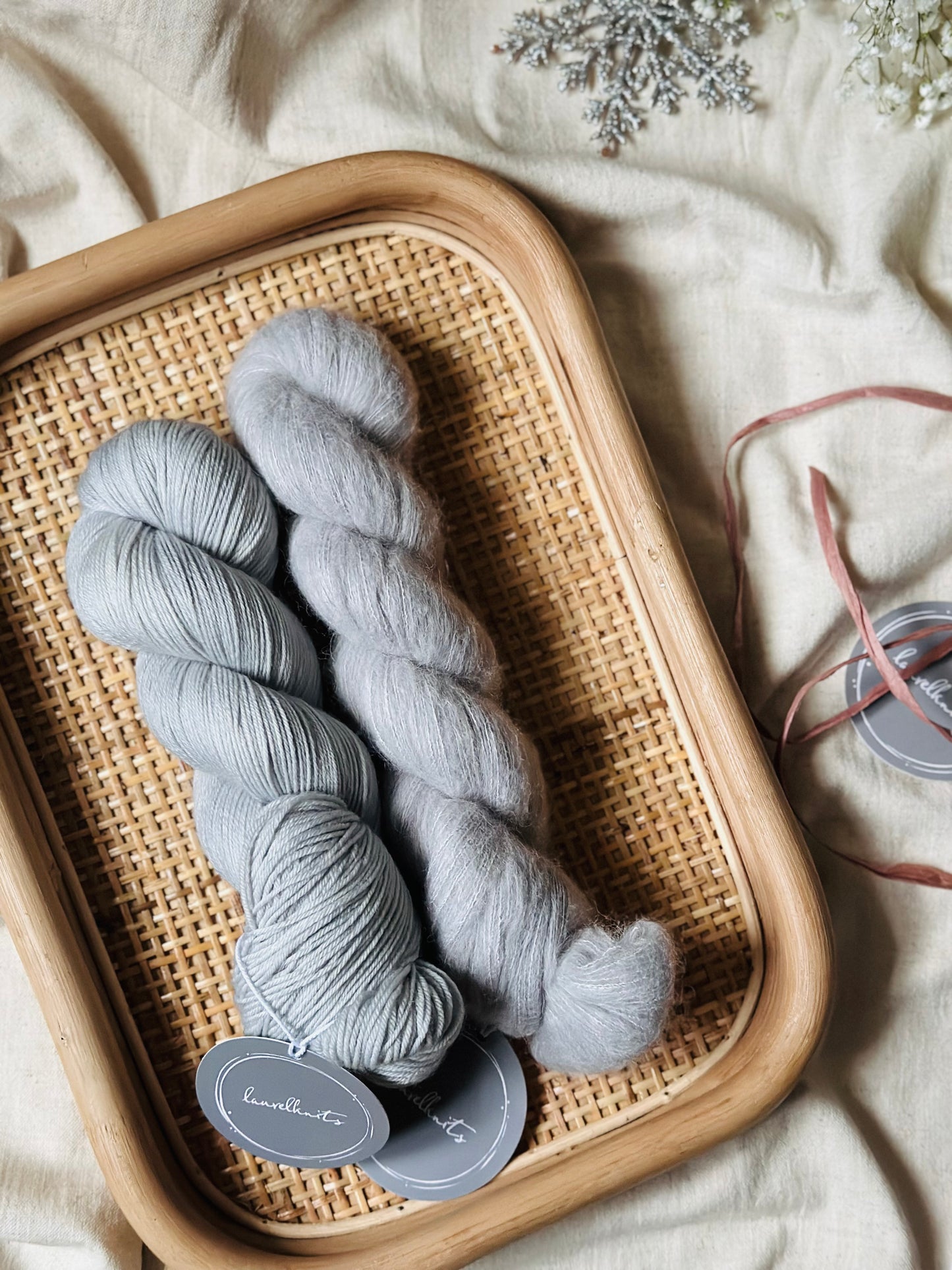 Lahjapaketti / Lanka + ohje Flowerknot -lapasiin