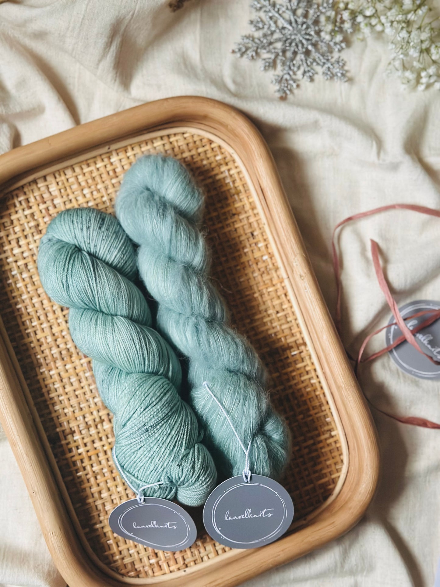 Lahjapaketti / Lanka + ohje Flowerknot -lapasiin