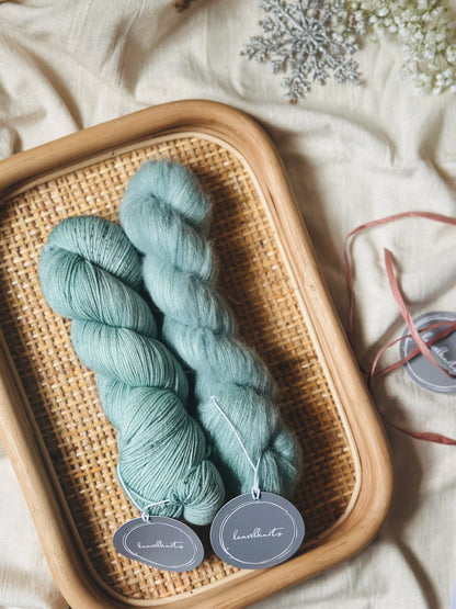 Lahjapaketti / Lanka + ohje Flowerknot -lapasiin