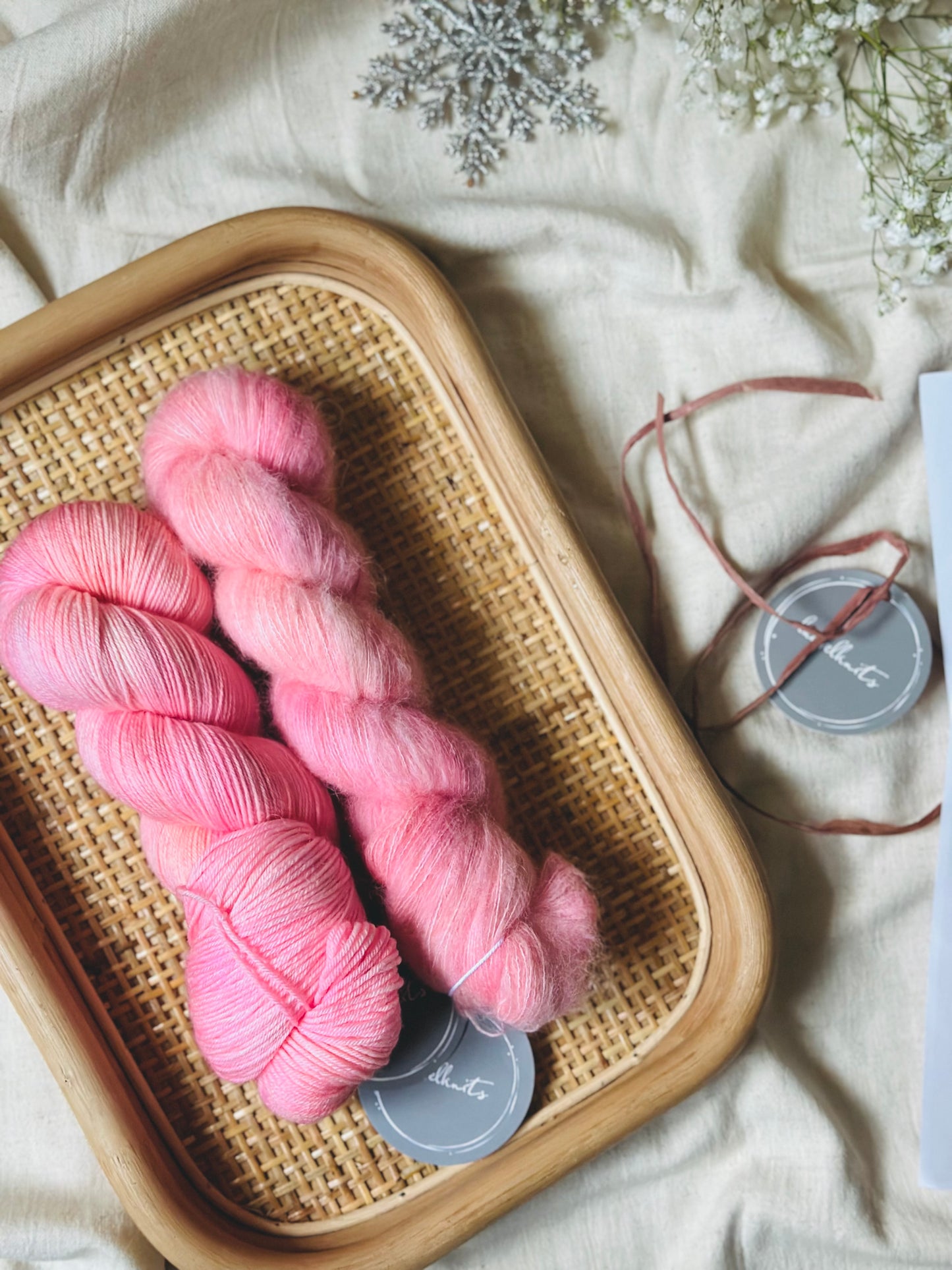 Lahjapaketti / Lanka + ohje Flowerknot -lapasiin