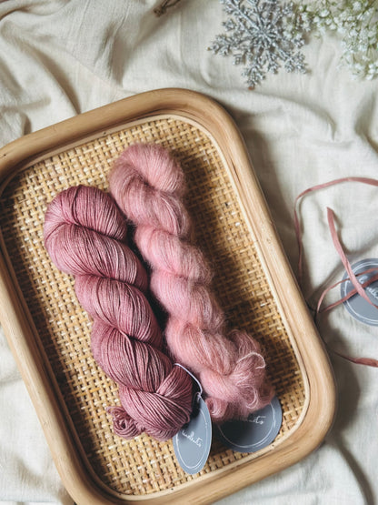 Lahjapaketti / Lanka + ohje Flowerknot -lapasiin